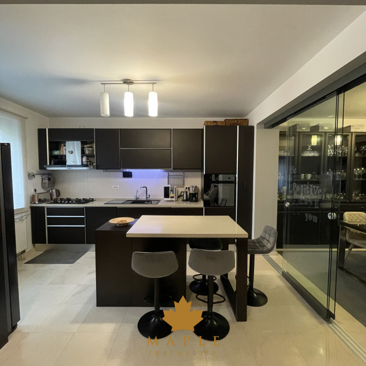 DE VANZARE: Vila cu 5 camere, terasa inchisa, garaj, ansamblu inchis - Pipera