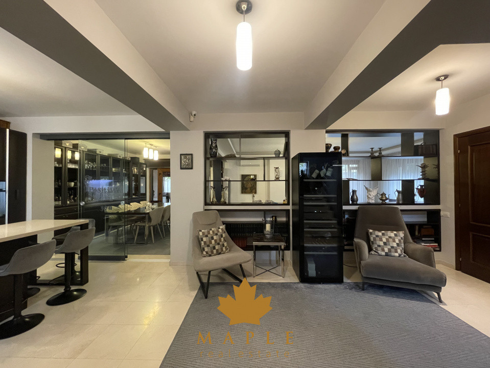 DE VANZARE: Vila cu 5 camere, terasa inchisa, garaj, ansamblu inchis - Pipera