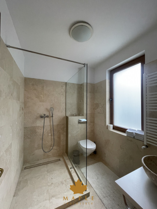 DE VANZARE: Vila cu 5 camere, terasa inchisa, garaj, ansamblu inchis - Pipera