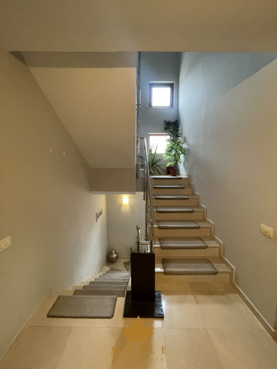 DE VANZARE: Vila cu 5 camere, terasa inchisa, garaj, ansamblu inchis - Pipera